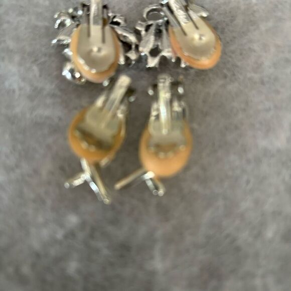 2 Pairs Vintage Solver Tone Clip On Earrings - Picture 6 of 6